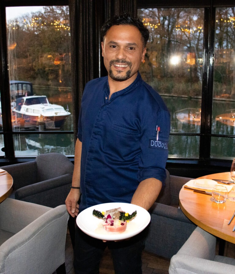 Moussa met een gerecht in zijn handen