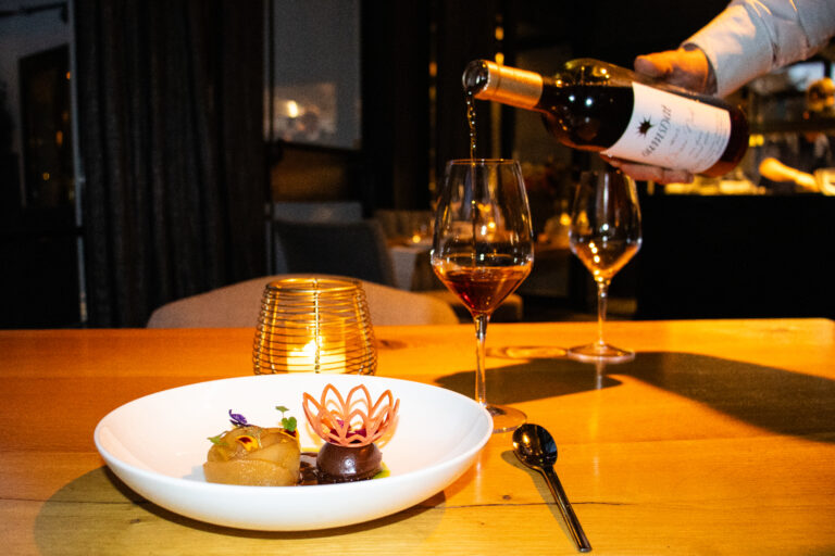 nagerecht en iemand die wijn inschenkt