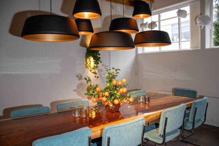 Tafel met een bloemstuk met sinaasappels