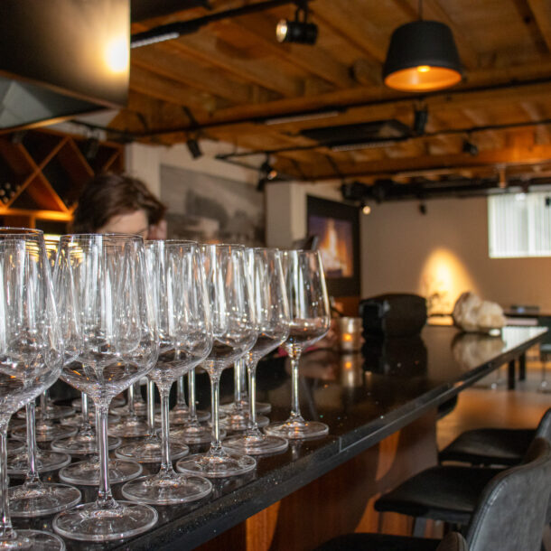 Wildschut bar met wijnglazen