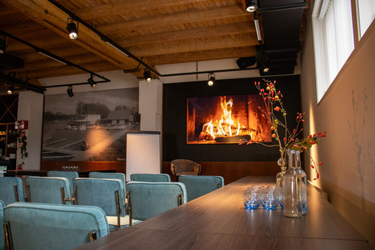 Wildschut zaal met geprojecteerde open haard