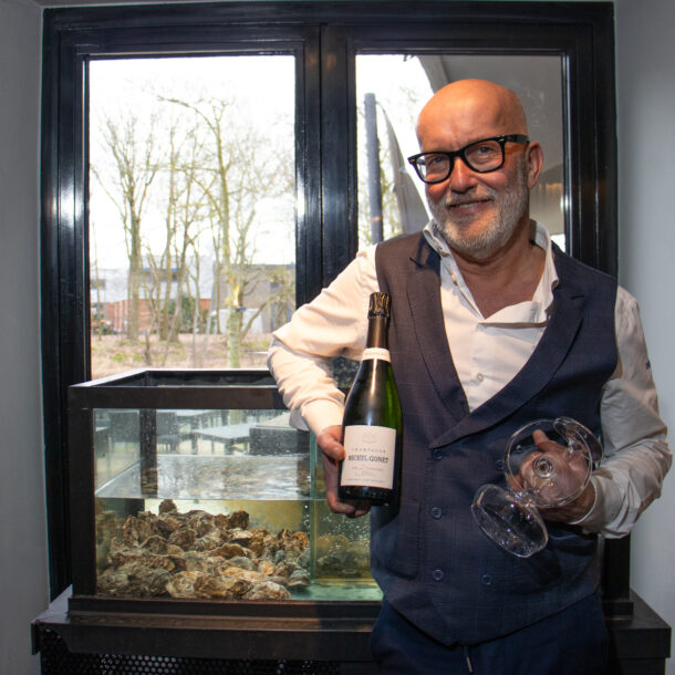 Rob met een fles wijn