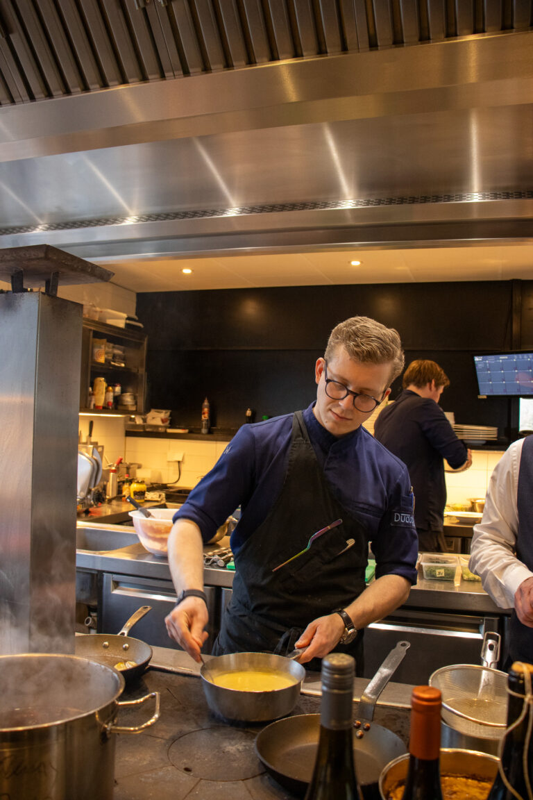 leerlingkok aan het koken