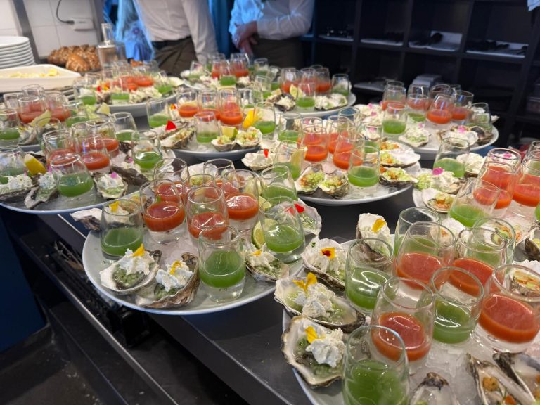 Tafel vol met hapjes voor een feest bij Wildschut