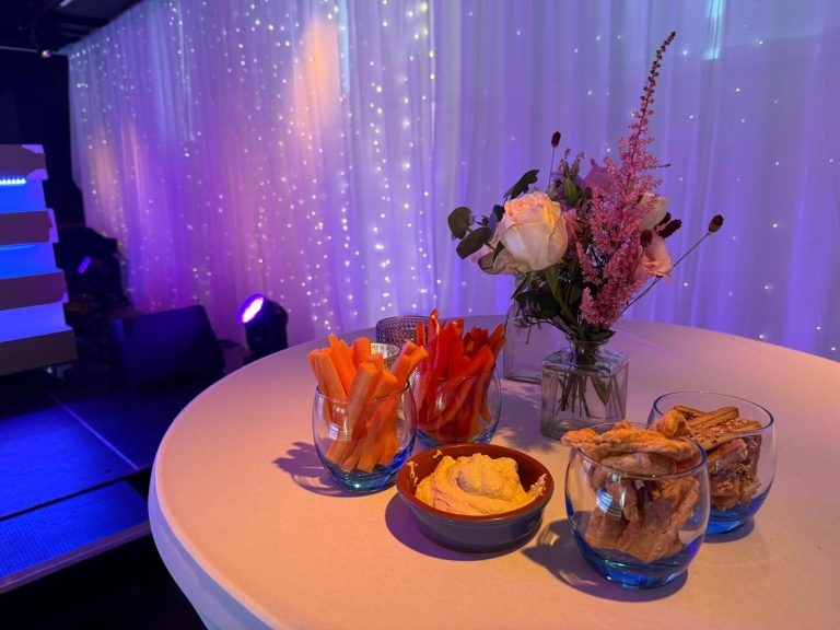 tafel feestelijk aangedekt