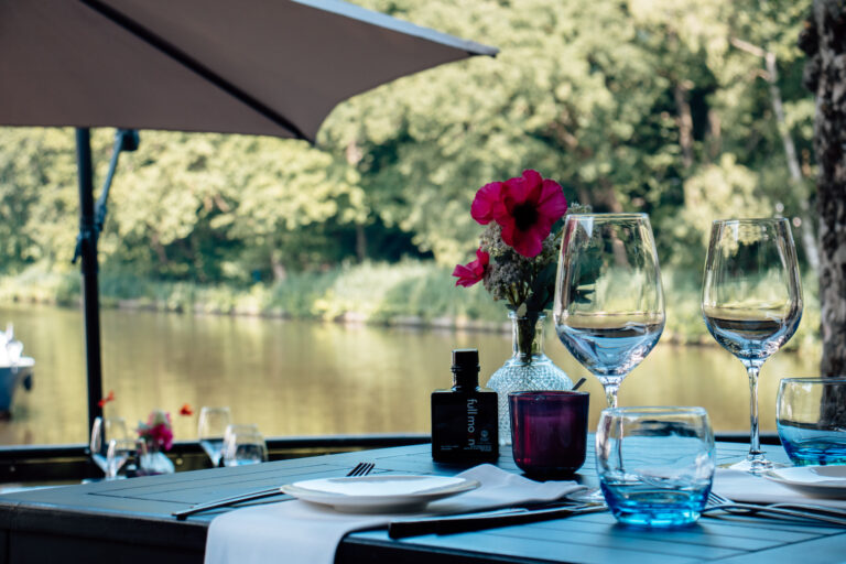 tafeltje met uitzicht op het water