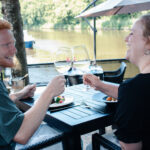 twee mensen proosten aan het water