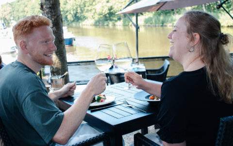 twee mensen proosten aan het water