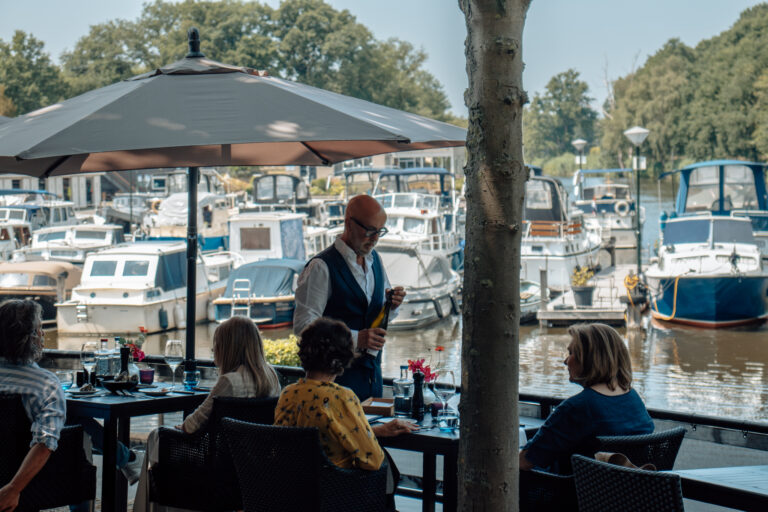 Rob met de haven op de achtergrond