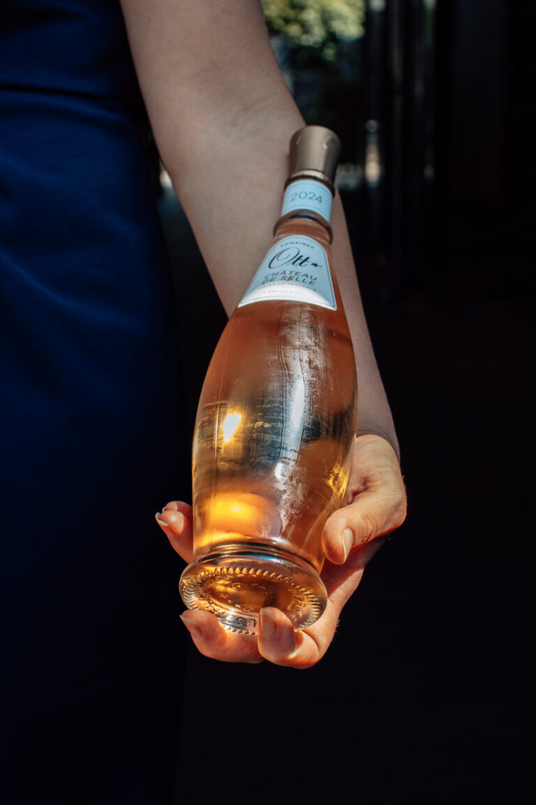 Lotte met een fles rose wijn in haar hand